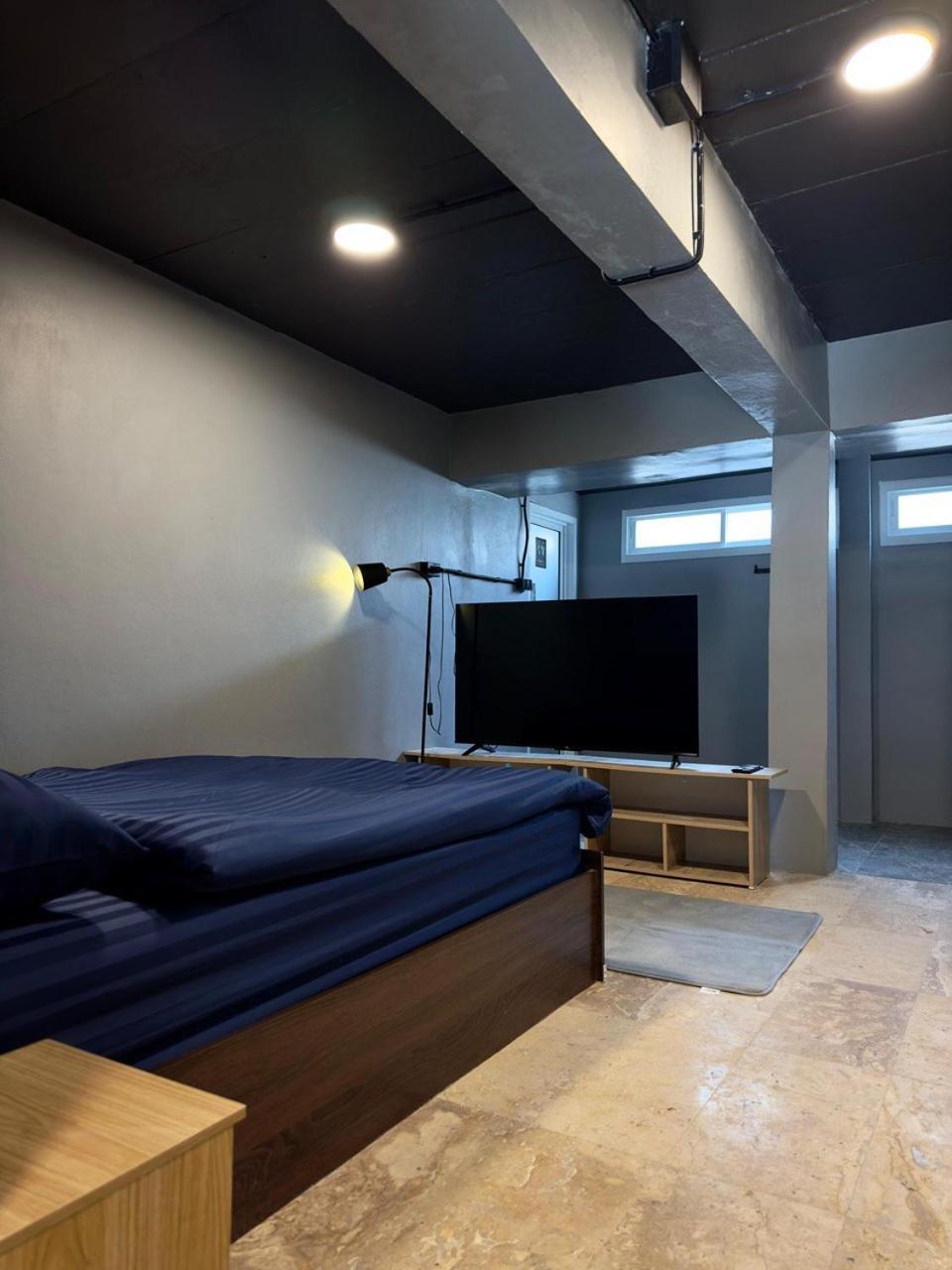 Champagne Hostel & Cafe Паттайя Экстерьер фото