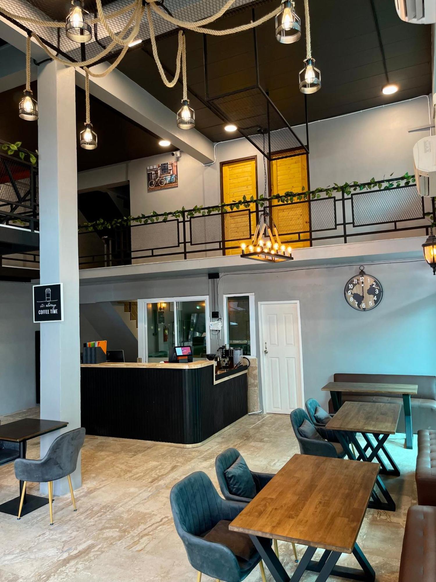 Champagne Hostel & Cafe Паттайя Экстерьер фото