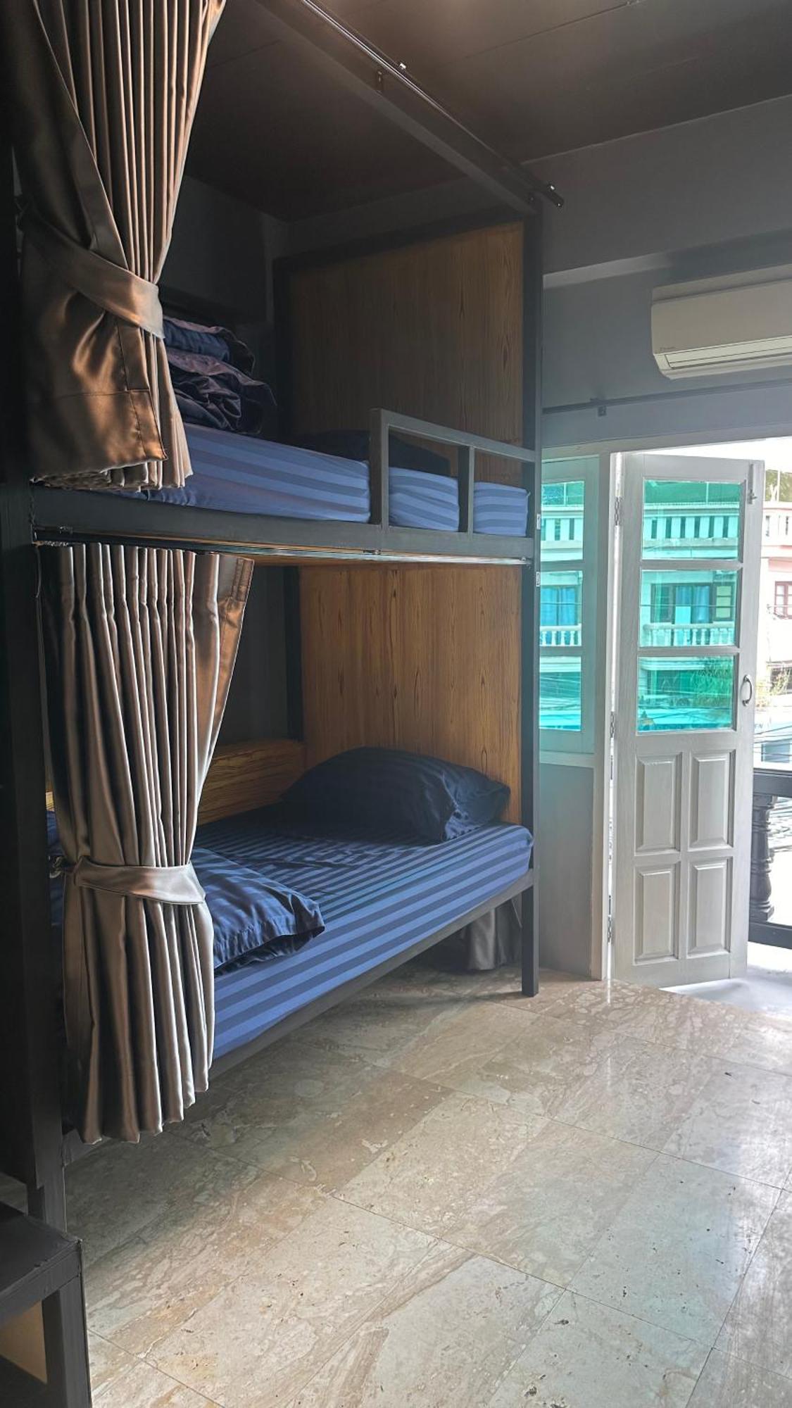 Champagne Hostel & Cafe Паттайя Экстерьер фото