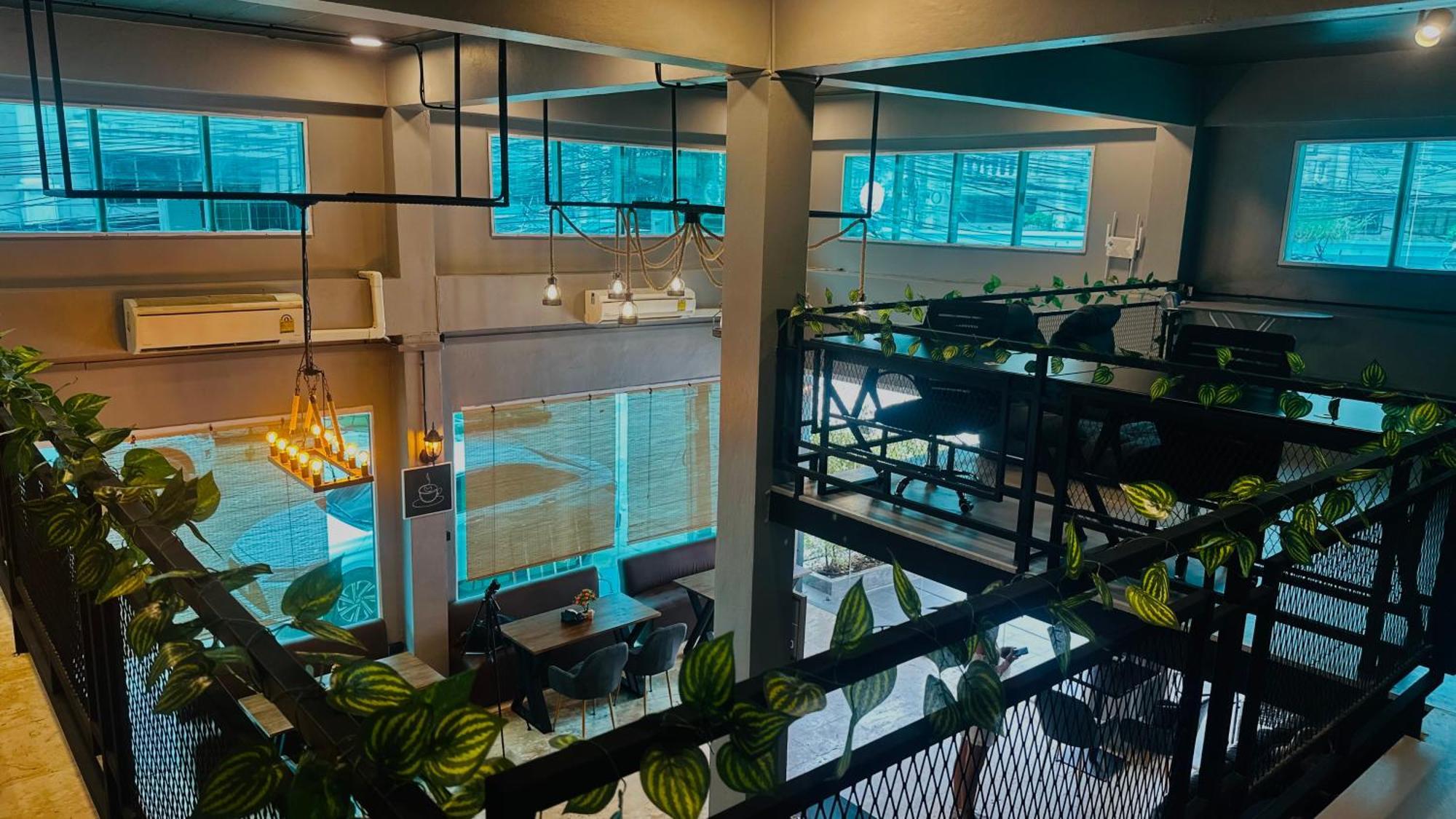 Champagne Hostel & Cafe Паттайя Экстерьер фото